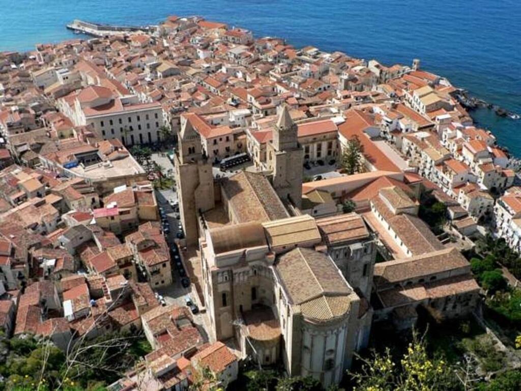 Cavour Holidays Cefalù Esterno foto